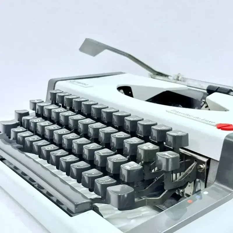 Olympia Traveller de Luxe Typewriter – Professionally Restored