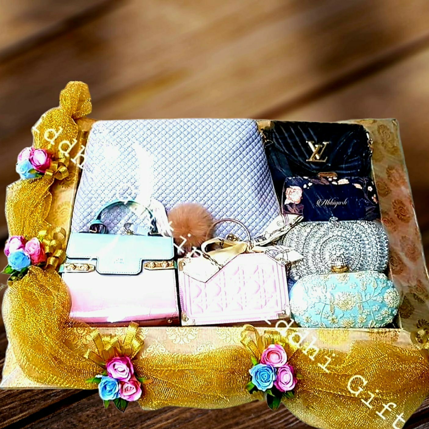 Wedding purse packing | Honestweddingadvice.com