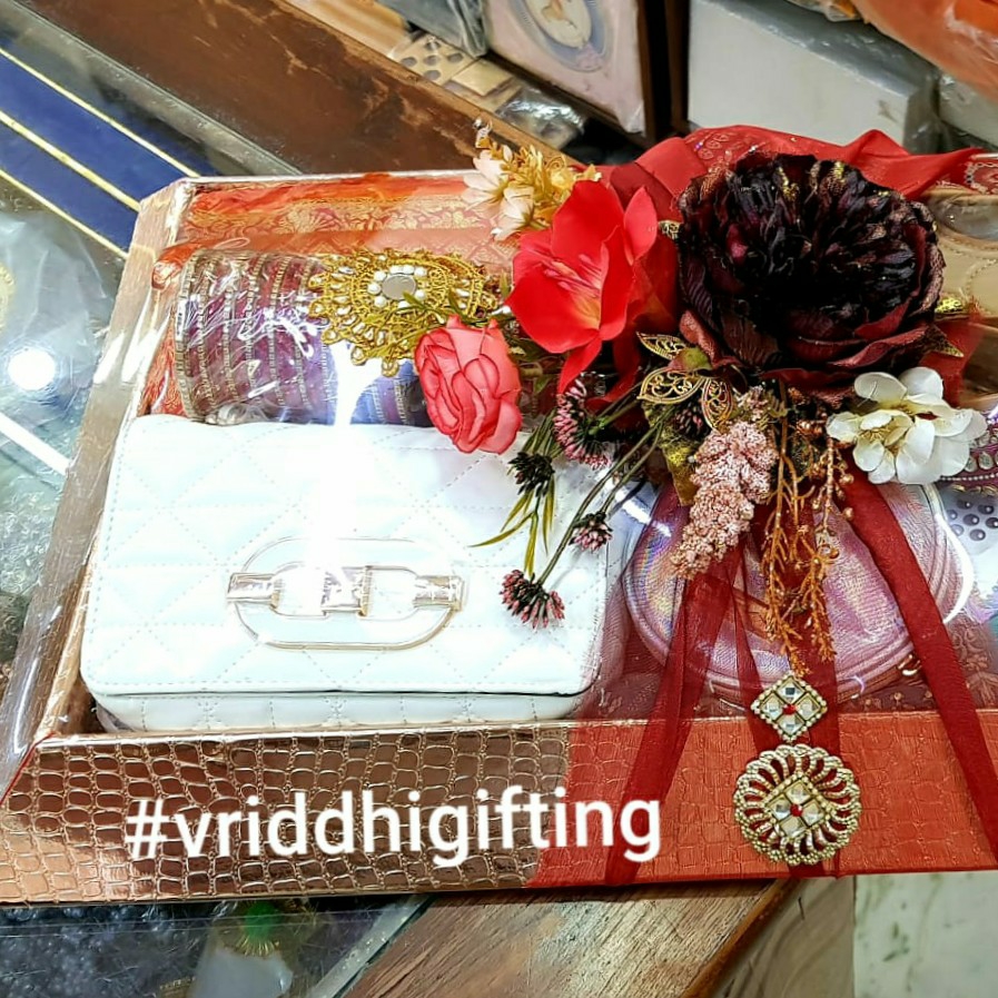 Wedding purse packing | Honestweddingadvice.com