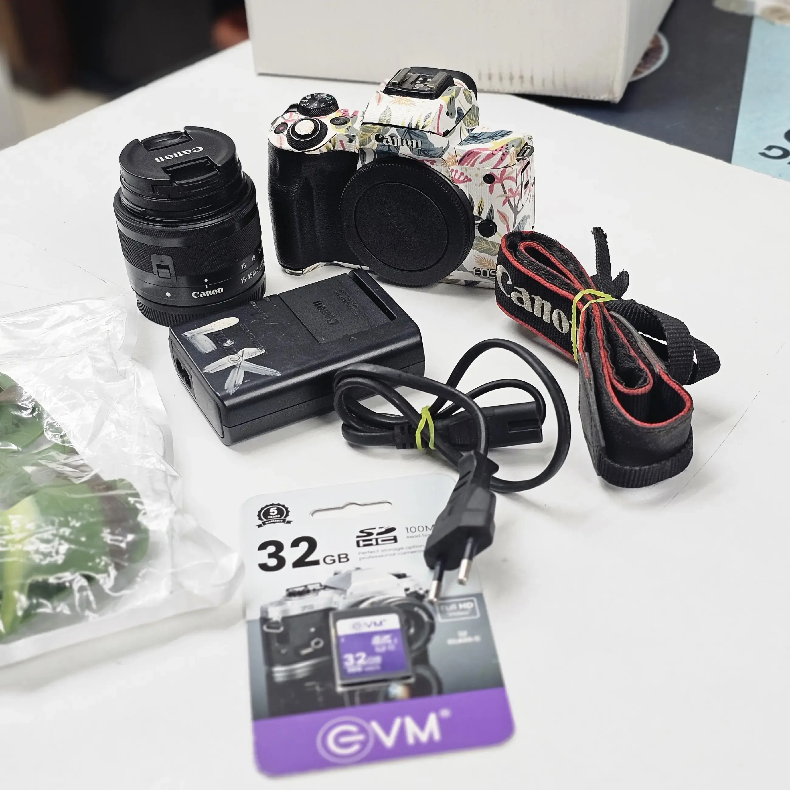 Canon EOS M50 with Zoom lens EF-M 15-45mm IS STM Full Camera kit