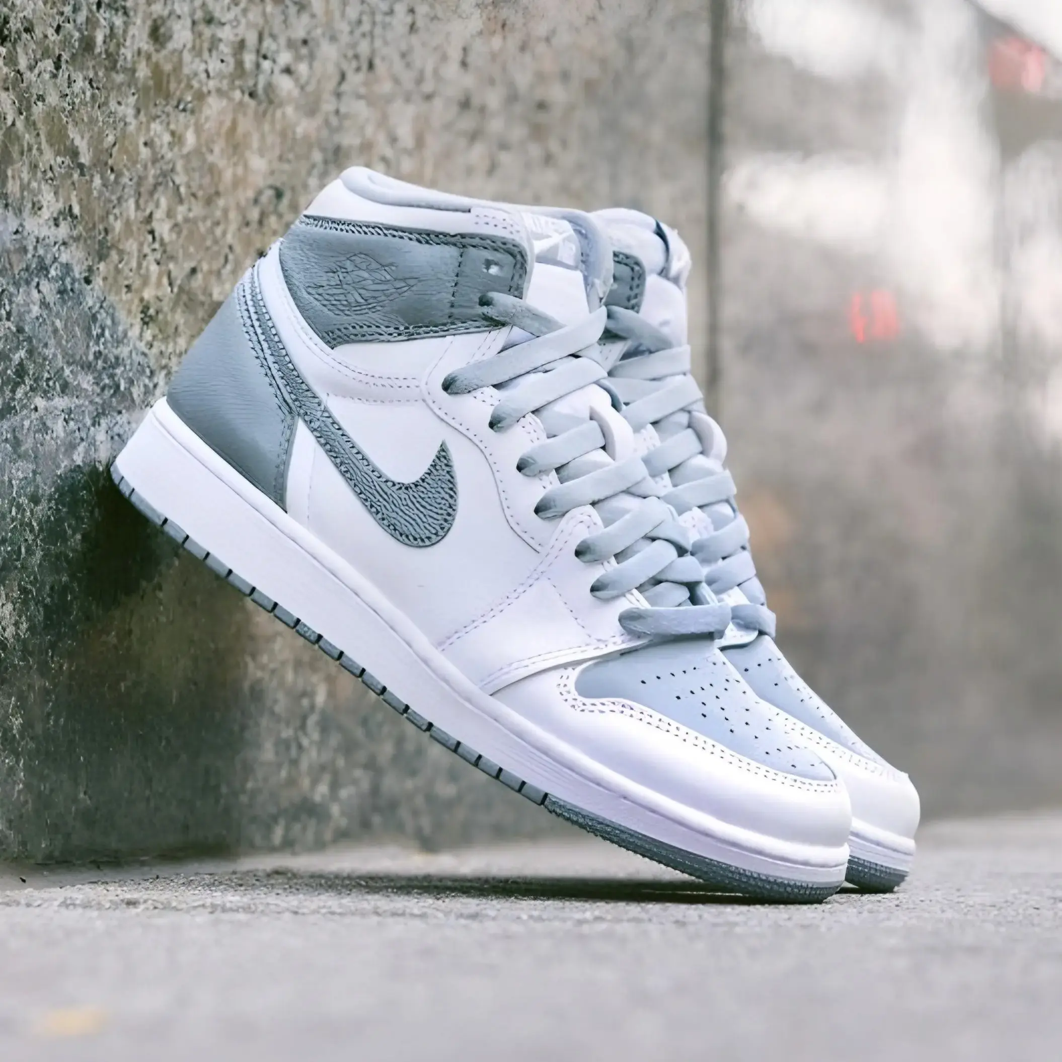 靴 Nike Air Jordan 1 High OG Stealth Buy Air Jordan 1 Retro High Og Stealth now | Hype Fly India