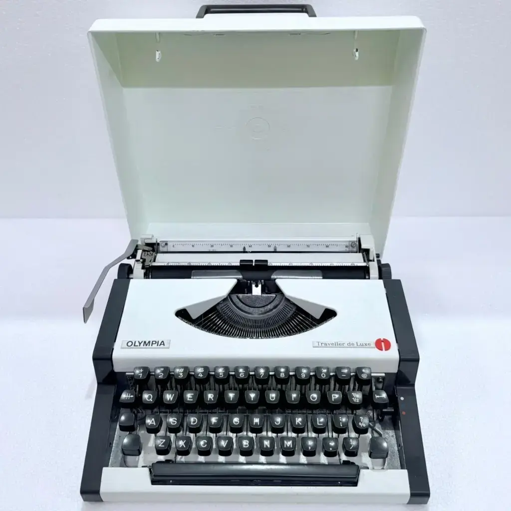 Olympia Traveller de Luxe Typewriter – Professionally Restored