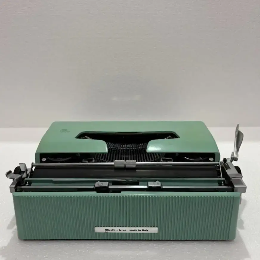 Own the Olivetti Lettera 32 Manual Typewriter - Portable Typing