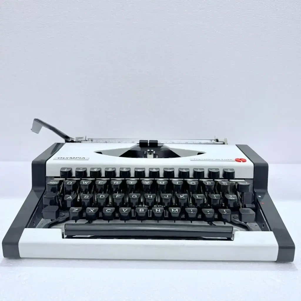 オリンピア　タイプライター トラベラー　Olympia Traveller☆ OLYMPIA Traveller de luxe（カナ専用配列） 中古タイプライター