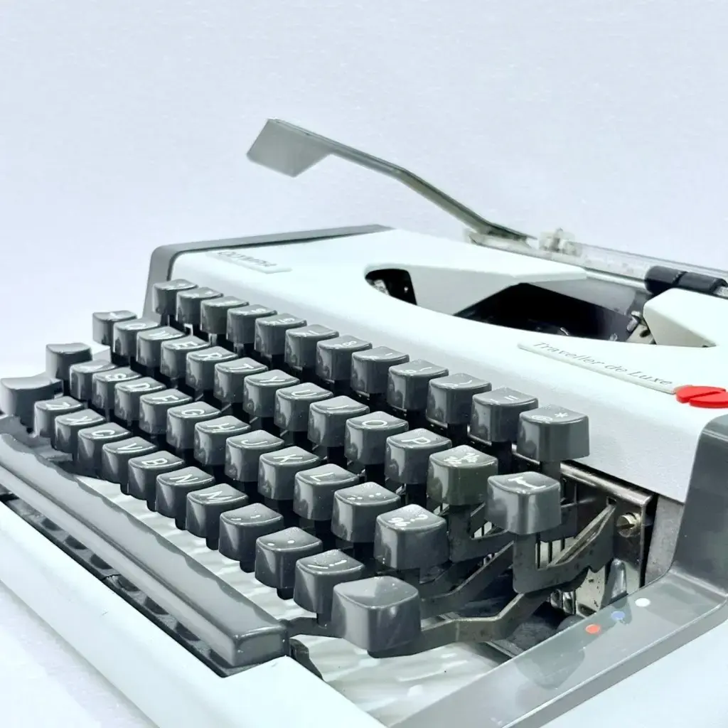Olympia Traveller de Luxe Typewriter – Professionally Restored