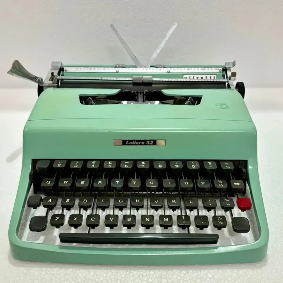 Olivetti Lettera 32 手動タイプライター ミントグリーン➁ Own the Olivetti Lettera 32 Manual Typewriter - Portable Typing