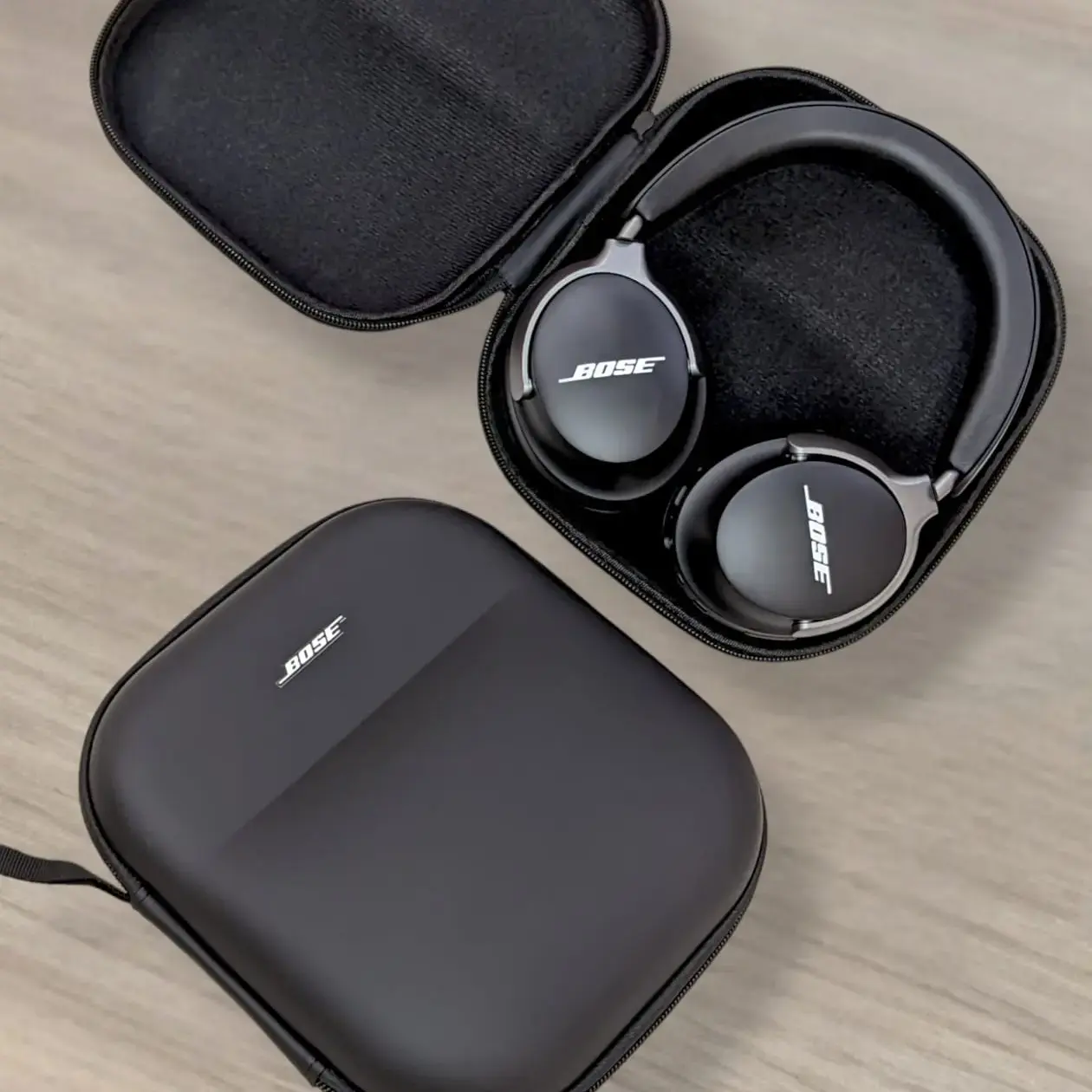 Bose head phones Quet Comfort Utra Base Power Full Sound - Black