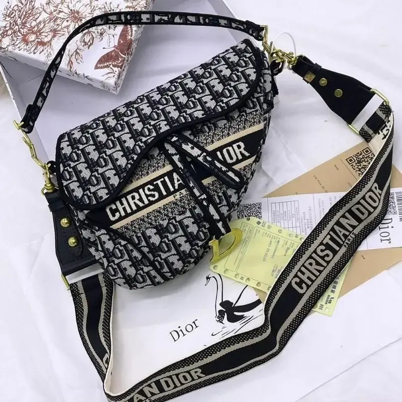 Christian Dior SADDLE バッグ Saddle Bag with Strap Golden Saddle Grained Calfskin | DIOR