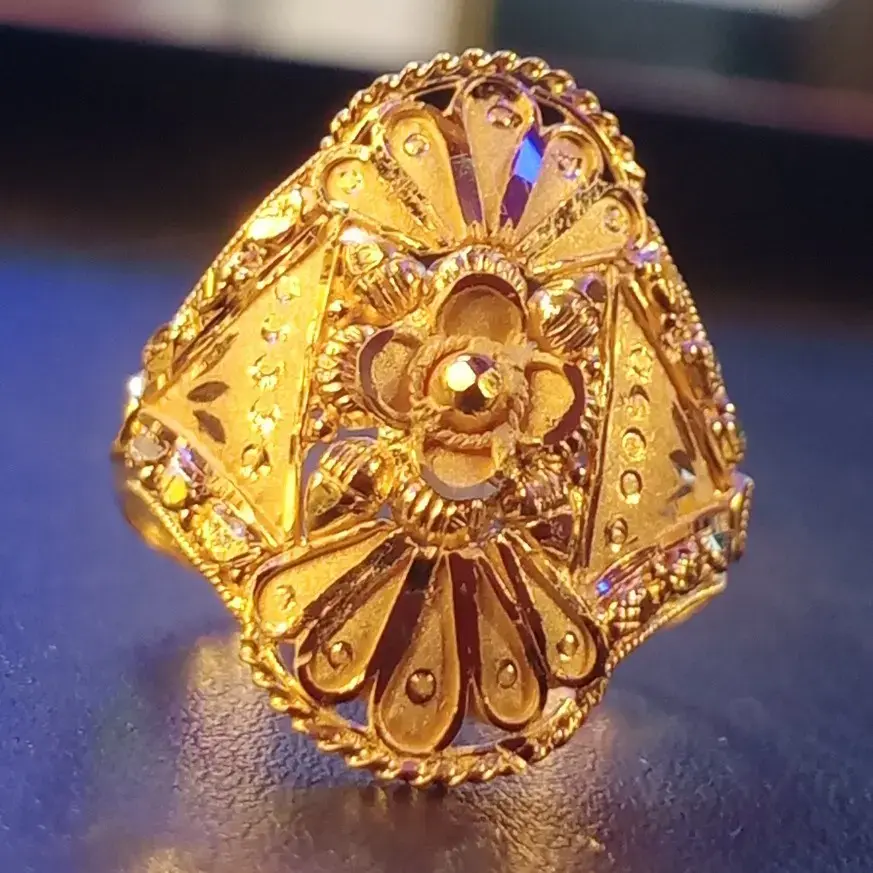 Gold Ladies Ring Design