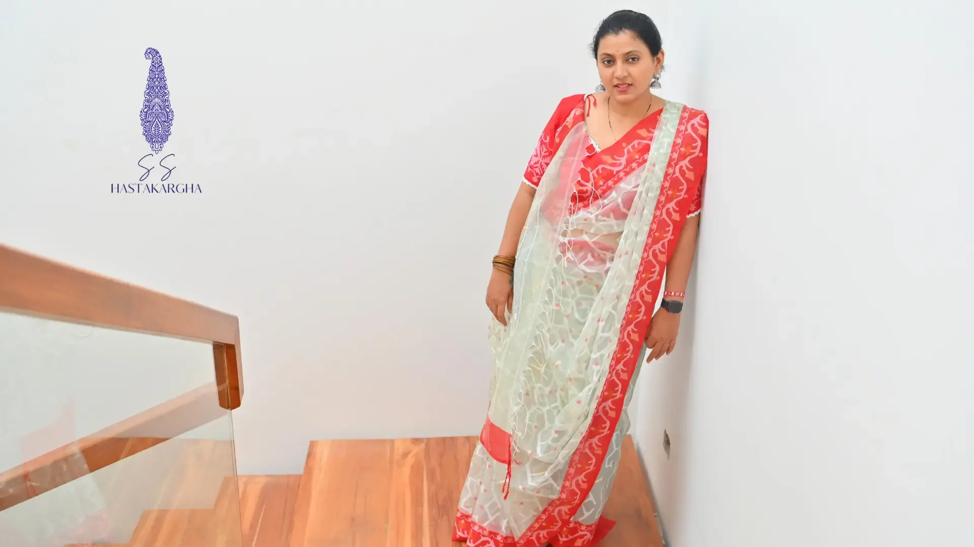 HANDLOOM MUSLIN JAMDANI SILK SAREE IN TRADITIONAL WHITE WITH RED BORDER